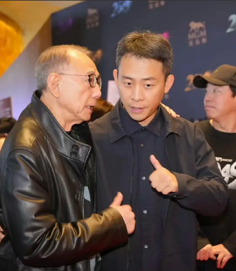 难怪大家希望谢霆锋努力一点，原来杨受成竟然也可以跟张译那么亲密。谢霆锋虽然年纪大