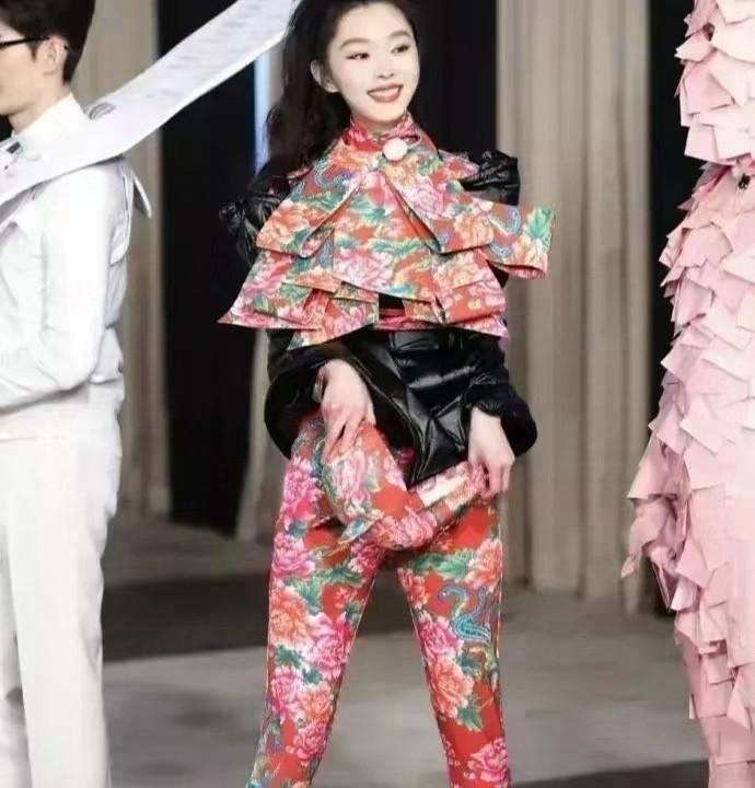 脸好看了穿什么衣服都好看！