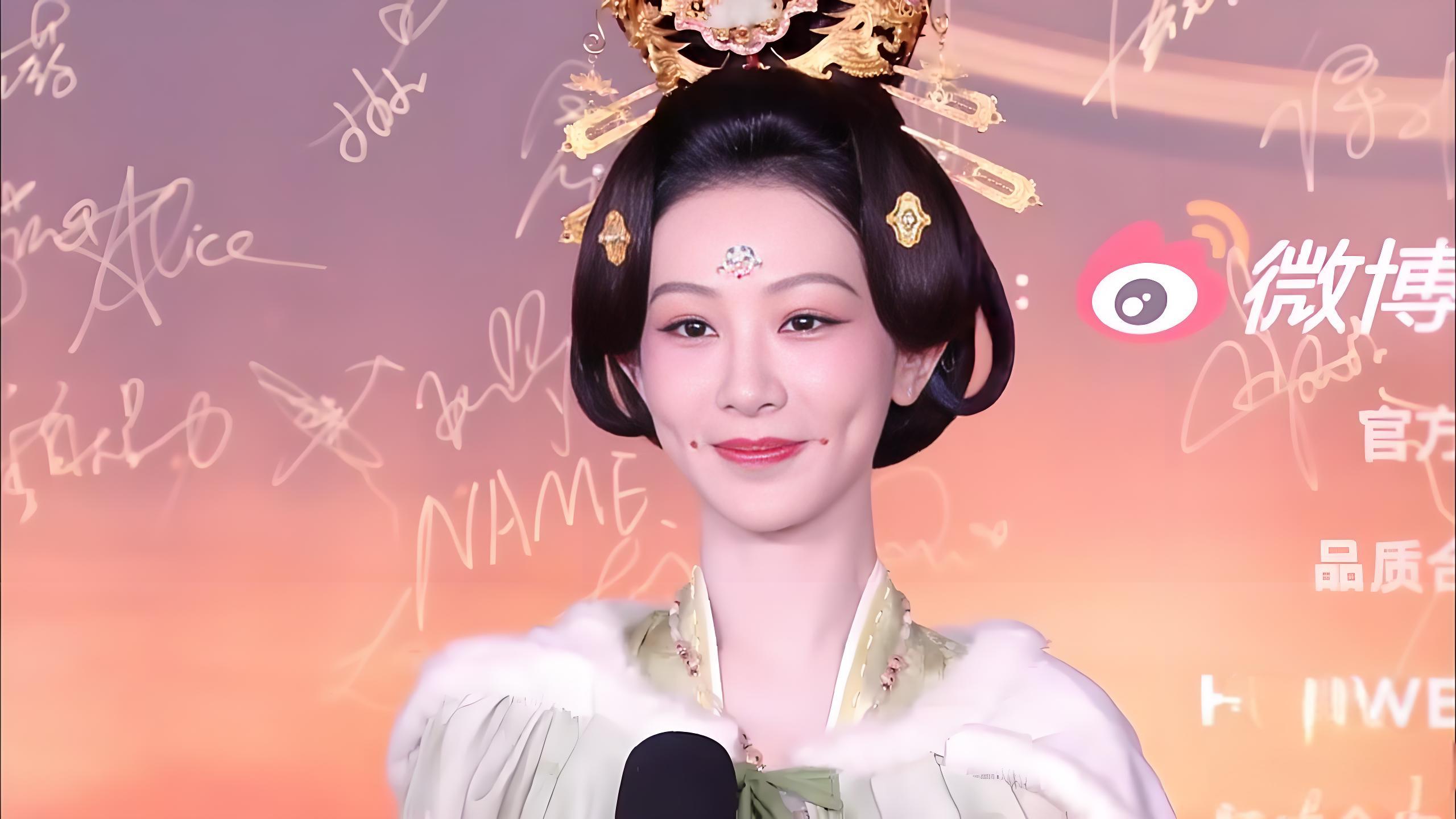 杨紫穿《国色芳华》唐装走红毯，李现没配合上，有点可惜！
微博之夜，杨紫一亮相便引