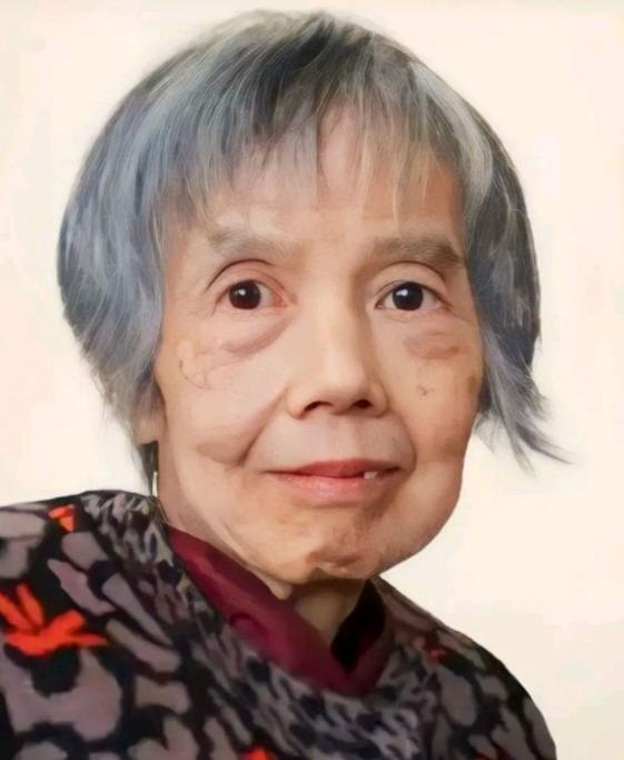 “英雄战死无人问，戏子减肥天下知！”这个娱乐至死的年代里，又有多少人知晓这位女英