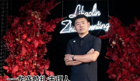 25岁婚礼主持新星侯帅骤逝，遗孀含泪晒灵堂照，一岁半女儿令人心疼
2025年1月