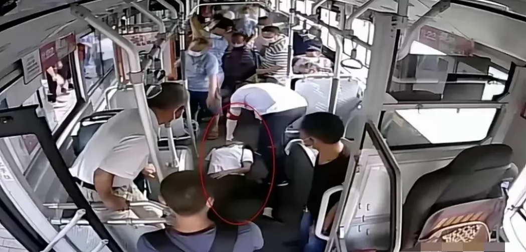 广东，一14岁少年坐公交车，突然心脏病发，倒在过道昏迷，母亲哀求司机开到最近医院