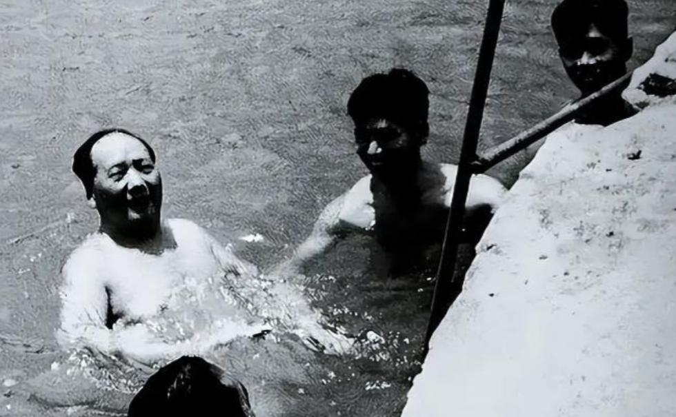 1954年，毛主席在北戴河游泳时，偶遇了一位当地的渔民，这位渔民并未意识到眼前的