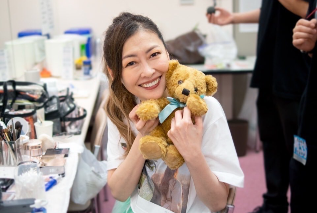 日本著名演员中山美穗在家中离世，享年54岁。
今天她被发现陈尸在东京涩谷住所的浴