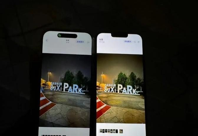 手里拿着左边的iPhone 16 Pro Max，右边放着iPhone 13 P