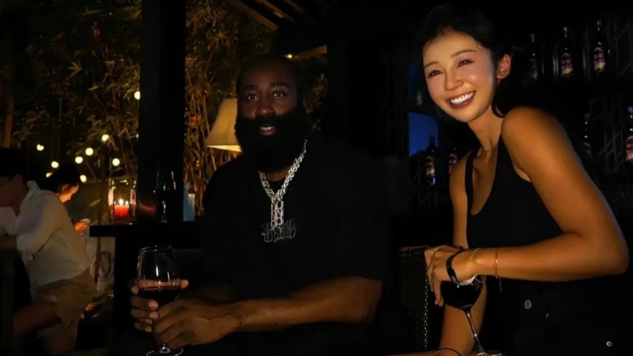 哈登中国行赚千万，与中国版“卡戴珊”谈笑风生！