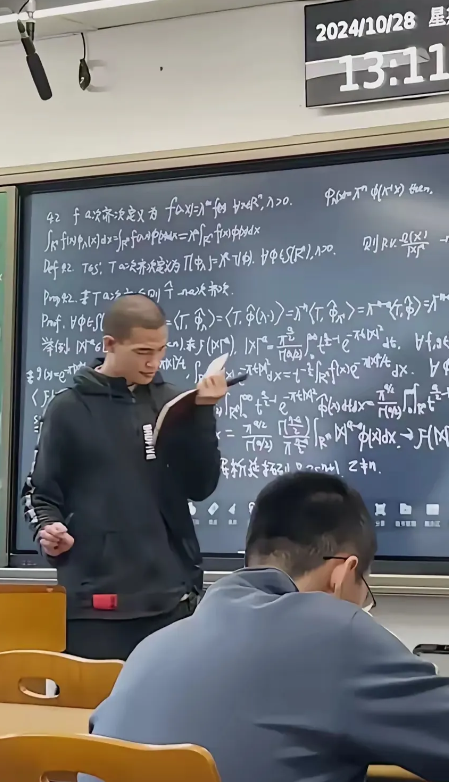 韦东奕，为什么令人佩服？无外乎这5个原因:

1. 他是数学天才，却甘心在高校当