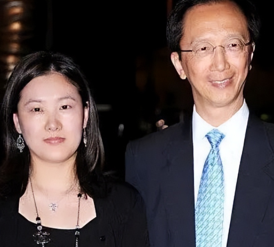 67岁的梁锦松为了让伏明霞生孩子，花100亿买下亚洲最豪华的大医院，伏明霞说：“