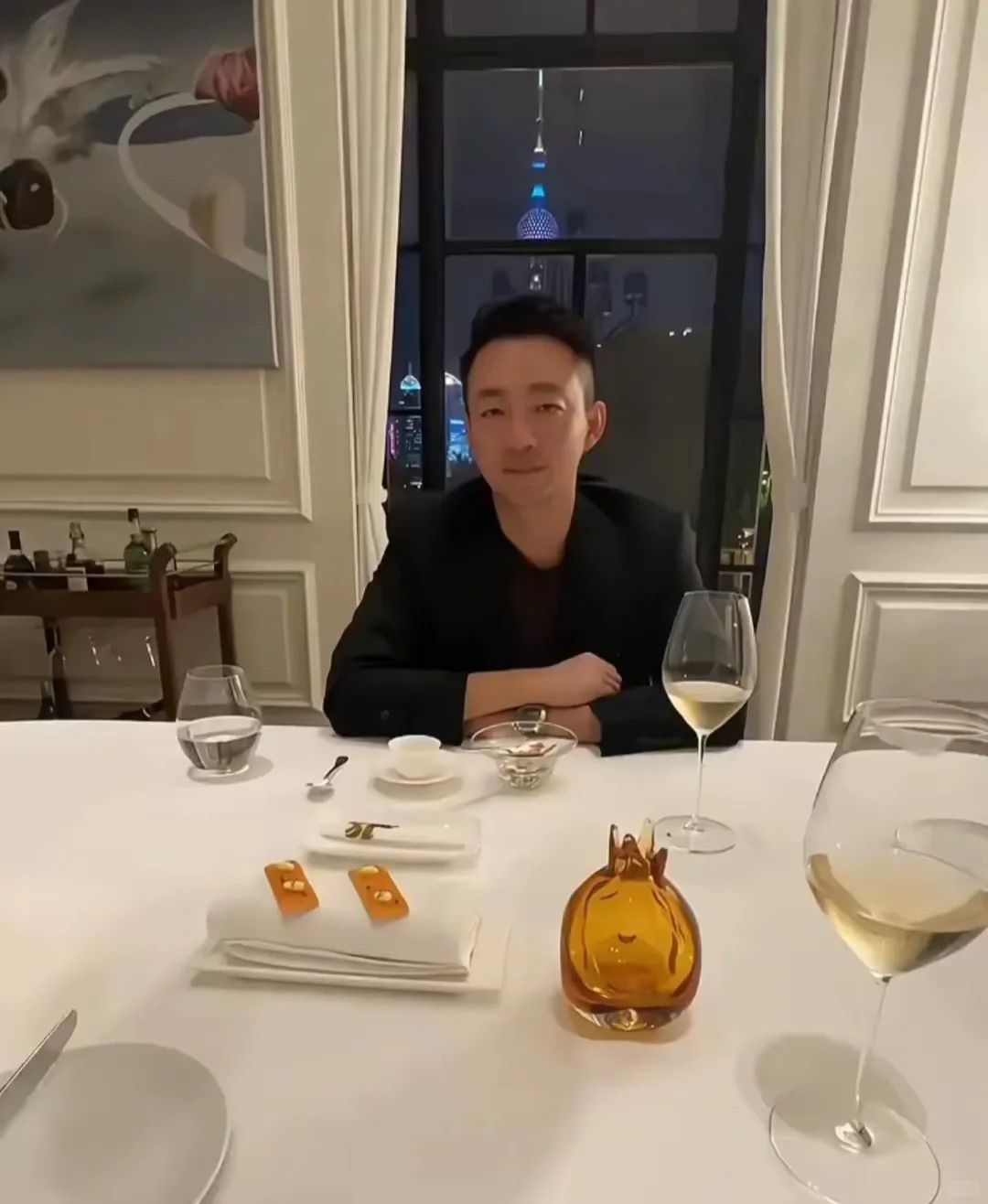 汪小菲带新婚妻子吃晚餐，蛋糕只有一点点
汪小菲应该很爱马筱梅，但是昨天两个人结婚