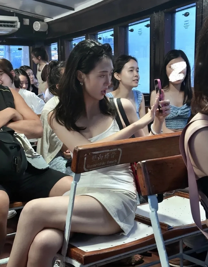 去面试，看到这个美女很自信。