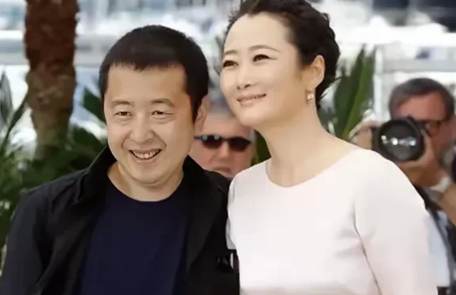 他俩竟是夫妻！老公是大名鼎鼎的导演贾樟柯，他性格谦逊，总爱找老婆搭档演戏。老婆长