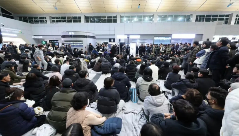 痛心！一家9口全都在失事客机里！
韩国济州航空机场聚集700多名家属，他们完全崩