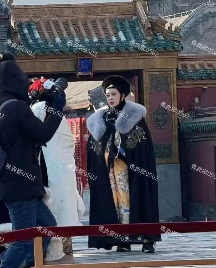 刘晓庆沈阳故宫录综艺，一身清宫造型仿佛回到41年前她演慈禧的样子。
74岁的刘晓