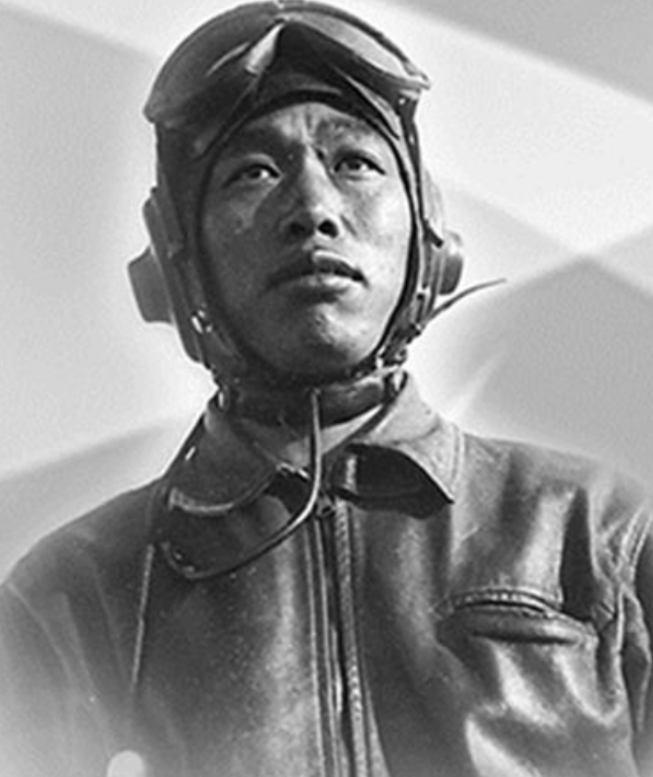 1951年10月，志愿军战士华龙毅在空中遭遇了14架美军F-86战斗机的围攻，迫