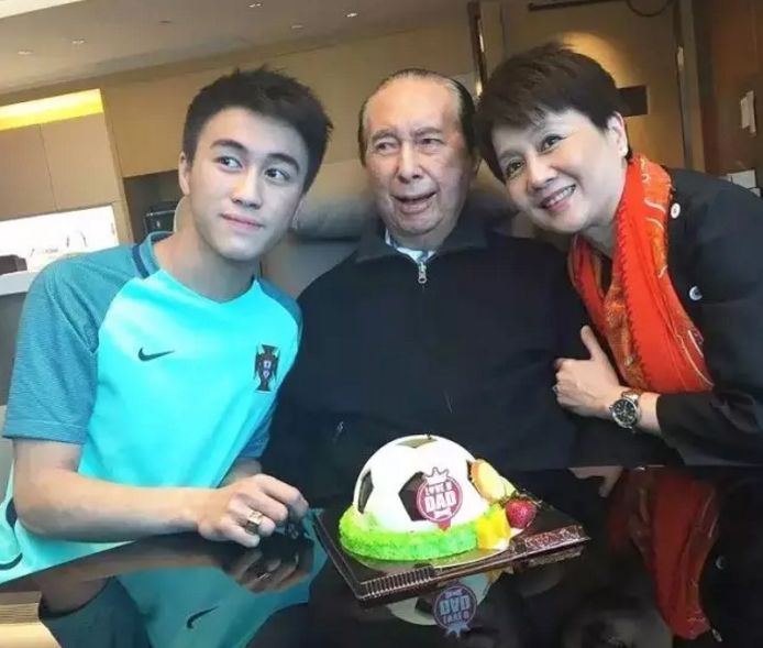 赌王与小儿子的故事：温情背后的传承与期许