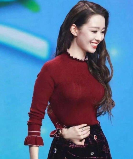 吉娜出身音乐世家，自幼展现卓越音乐天赋。与郎朗结婚后备受关注。她不仅有着53厘米