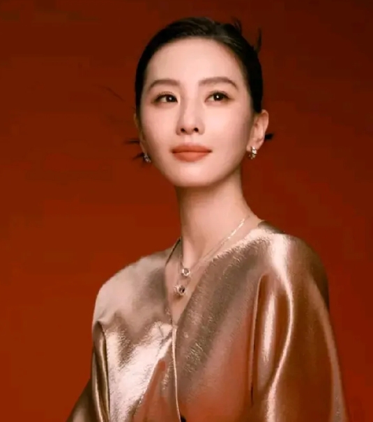 刘诗诗的一组全新造型照重磅曝光，瞬间吸引了众人的目光，照片中的她身着鎏金长裙，宛