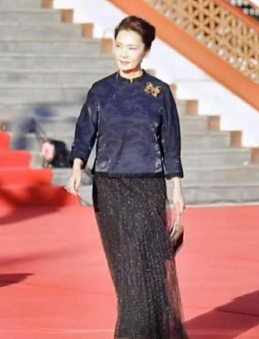 何赛飞作为资深艺术家，多年来在影视、戏曲领域贡献诸多经典。近期亮相活动，即便岁月