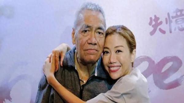 49岁香港女星送别87岁老父亲，感恩能陪伴他走过人生最后一段路