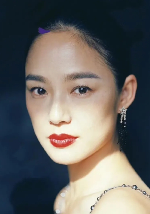 姜文看到周韵和胡军演夫妻，立马站到了一边，胡军乐了：“你站那儿干嘛？”姜文心平气