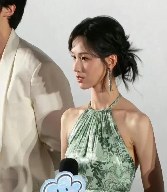 再瘦下去，除了脸，其他地方没法看了！真心太瘦太瘦了，从脖子到手臂，都是骨节分明，