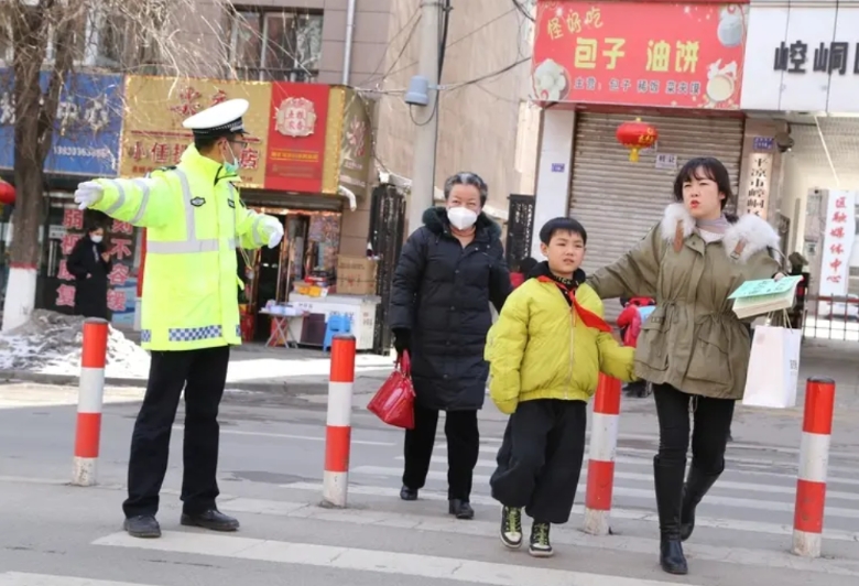 “护学岗”要被取消？多地市民有此建议，这事儿引发广泛关注。“护学岗”就在校园周边