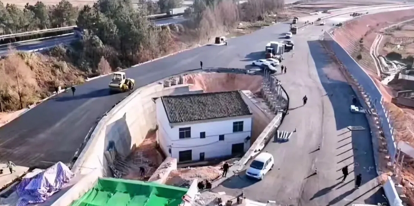 江西最强钉子户后悔了！
200万加三个自建房指标都还不满足，他似乎觉得只要自己不