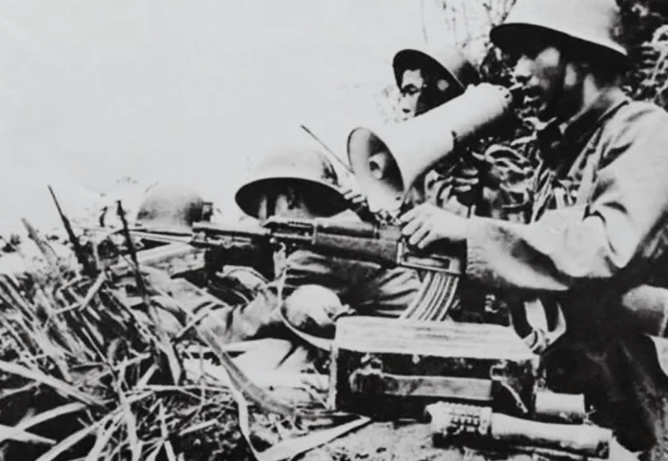 1979年冬，边境2号阵地前沿哨所前，哨兵李桂林和秦亮光正匍匐执勤。突然，夜幕里