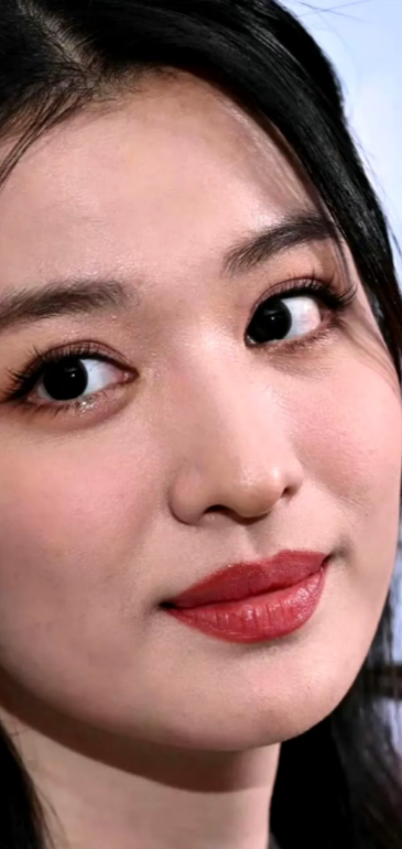 王楚然怼脸高清生图，五官大气皮肤好，确实是浓颜系大美女，就是气质比较高冷不太有亲