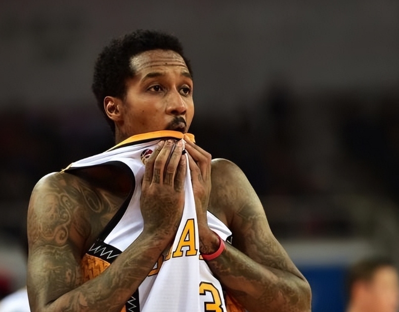 虽然是昙花一现，但也青史留名，NBA最年轻的50分先生是詹宁斯