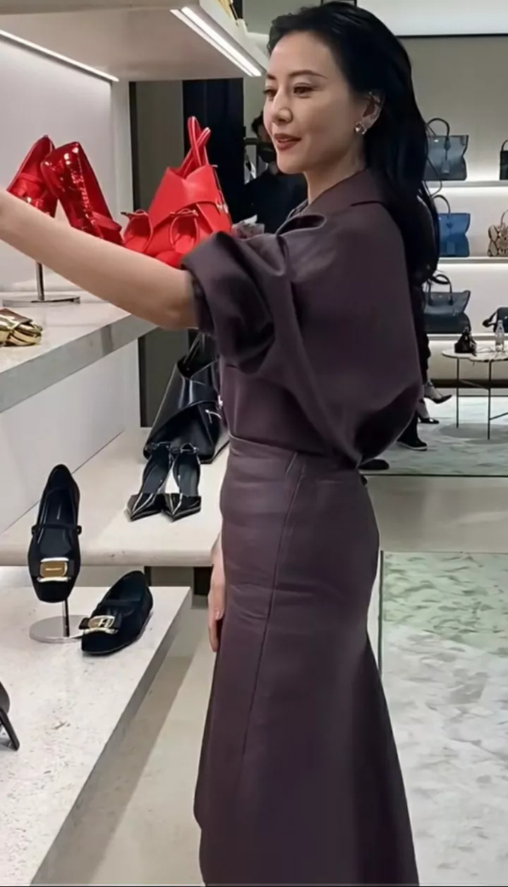 演员赵又廷，这辈子真的值了！
看看他娶的老婆：真的是不老女神啊！
她都45岁了，