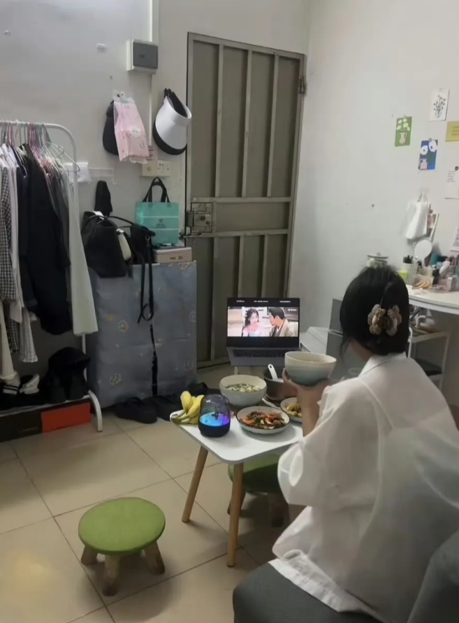 打工女孩出租屋的独居生活，每个人都不容易。
