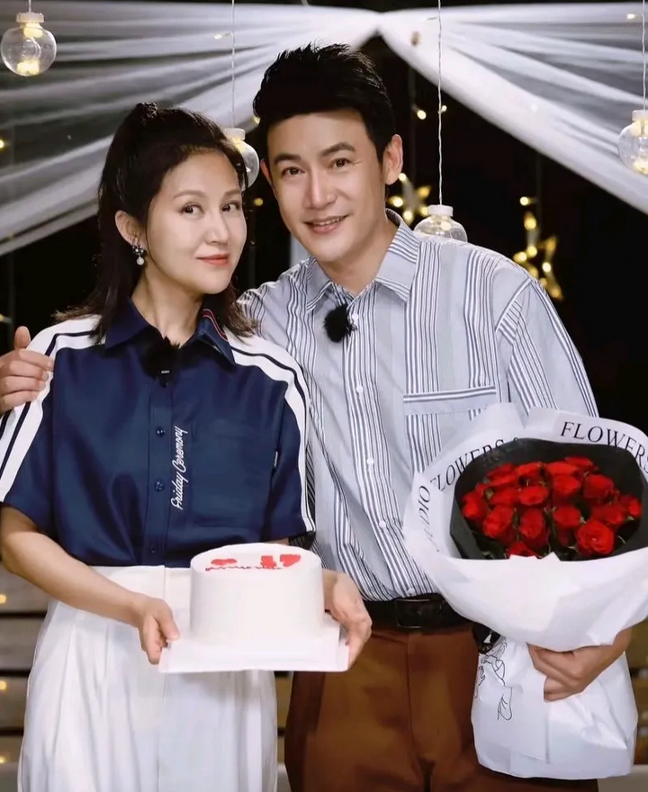 红了25年的演员陆毅说，我对鲍蕾，真的是一见钟情。为了追她，我绞尽脑汁。打听到她