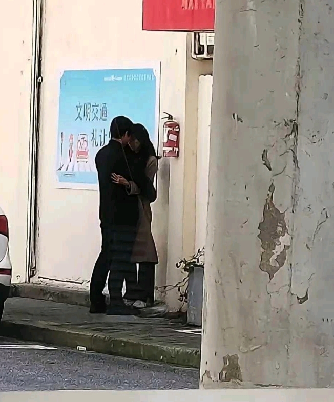 马路上不冷吗？咋不进车里！哈哈哈！[开怀大笑][开怀大笑][开怀大笑]