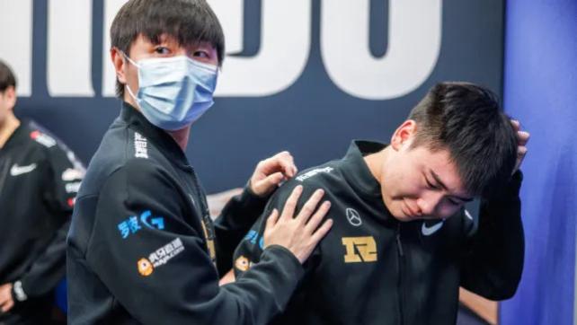怒喷队友，甩掉耳机，RNG、Wei被打爆了？