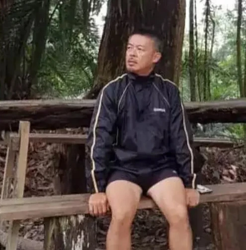 痛心！演员张咏华爬山离世，年仅49岁！可惜啊，演员张咏华在五一那天爬山时出事了。