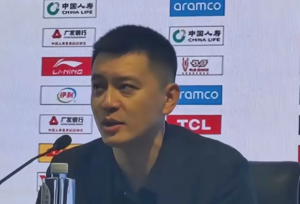 杨鸣赛后发布会总结输青岛三点原因
第一，赛程密集舟车劳顿；第二，赵继伟和张镇麟缺