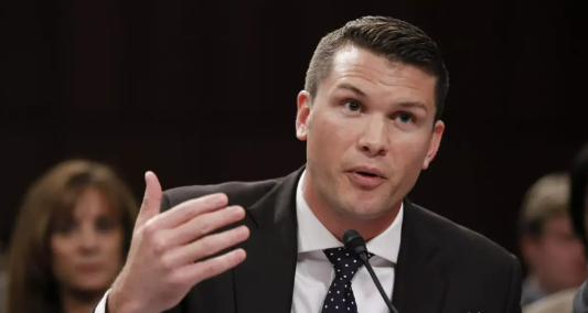 这是什么意思？美国不准备保护欧洲，又在欧洲大量驻军
 
近日，美国防长赫格塞斯在