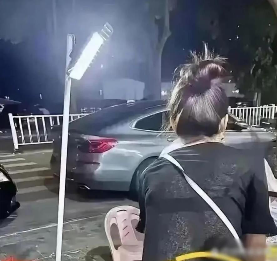 近日，一位路边摊老板娘穿着丁字裤营业的视频在网上火了。她这么做是想让摊位更出名，