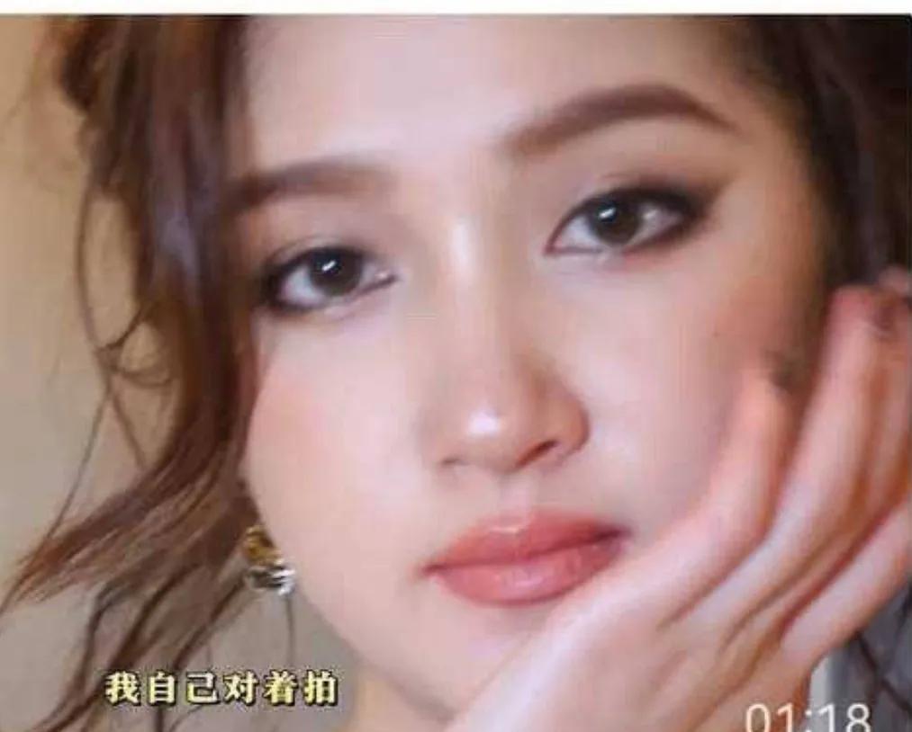 这明星是谁？
你能看出来吗
我第一眼竟然没看出来
仔细看看原来是关晓彤
这么高清