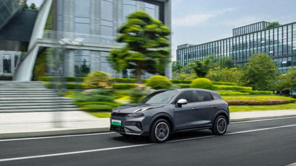 全新泊车科技包上线，领克06EM-P Halo智能引领都市精致女孩出行