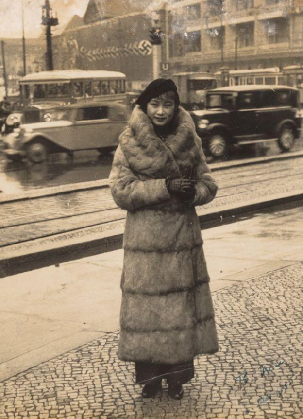 抗战期间，戴笠与胡蝶同居。每天他都会将胡蝶和潘有声所生的女孩送去学校，并把她打扮