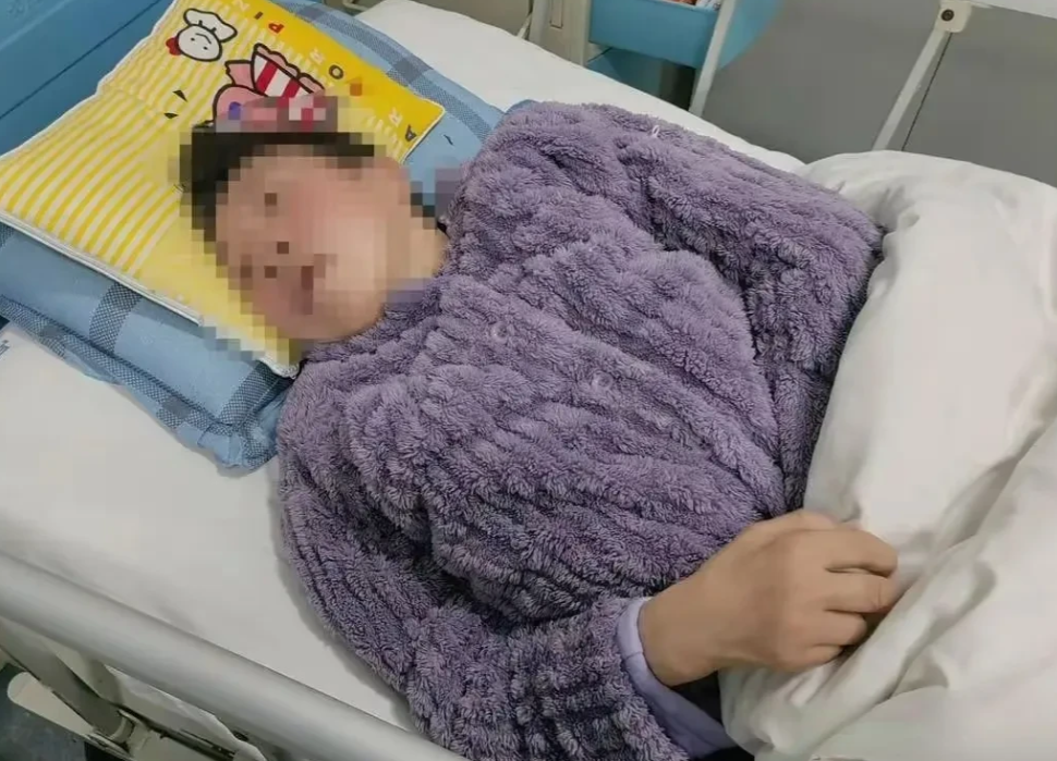 重庆，女保洁常年在一女雇主家里干小时工，当天在雇主家打扫卫生，收拾冰箱里的残存食