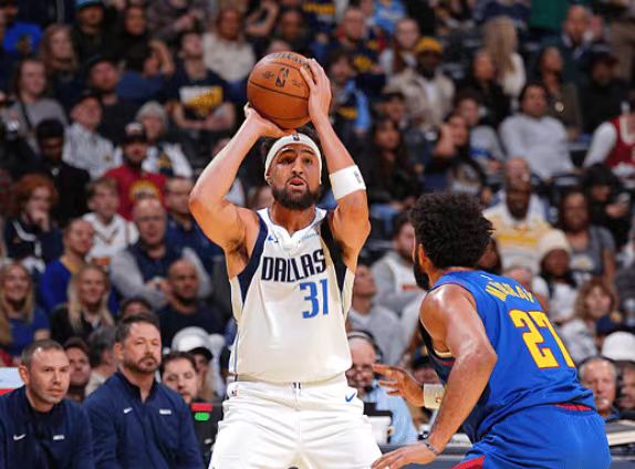 最近NBA季中锦标赛小组赛正在进行，快船在主场迎战国王，而有球迷提前达到球场看到