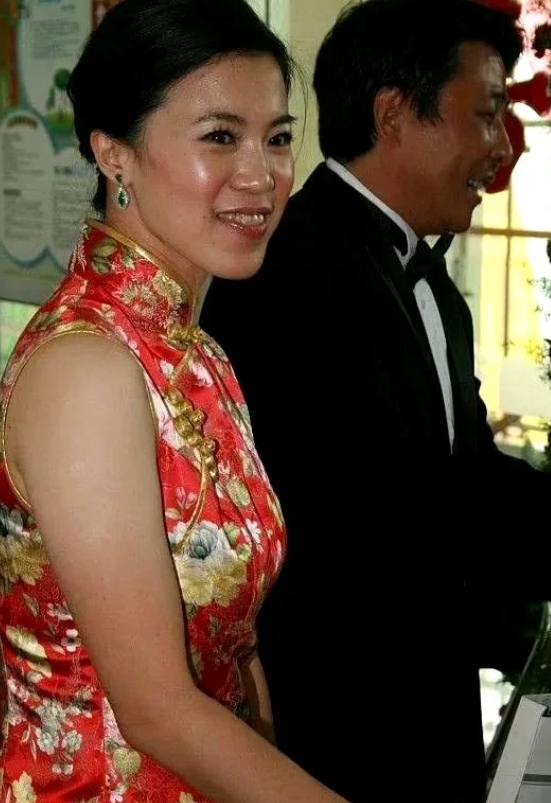 这应该是奥运女冠军里嫁的最差的吧，不知道咋想的。
说实话，锅真的是要颜值没颜值，