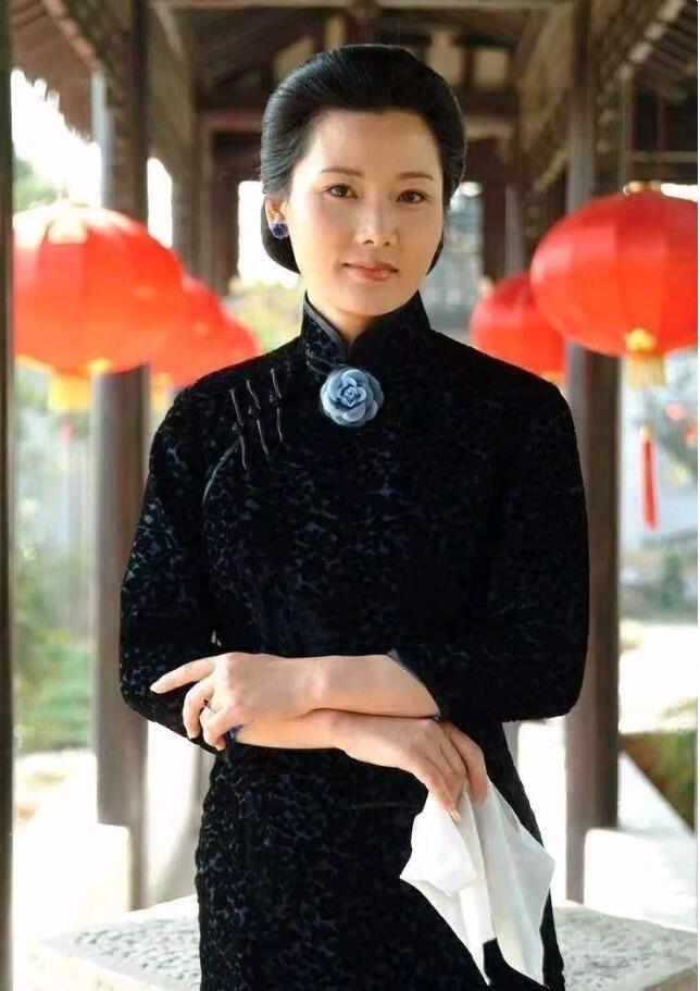 何赛飞：以花裙与卷发诠释60岁的优雅传奇