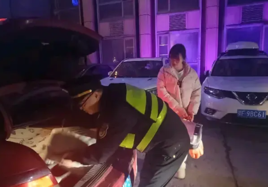这两个交警火了！湖北十堰，两名交警深夜处理事故返程时，在高速口看到一名白衣女生，