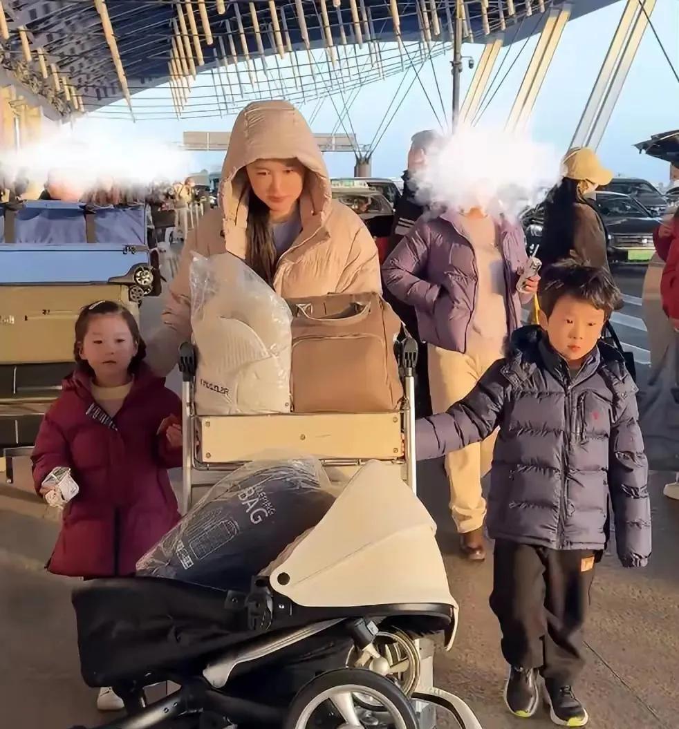 大导演张纪中在美国拍戏，没办法回家过年了！
为了一家人一起过个团圆年，妻子杜星霖