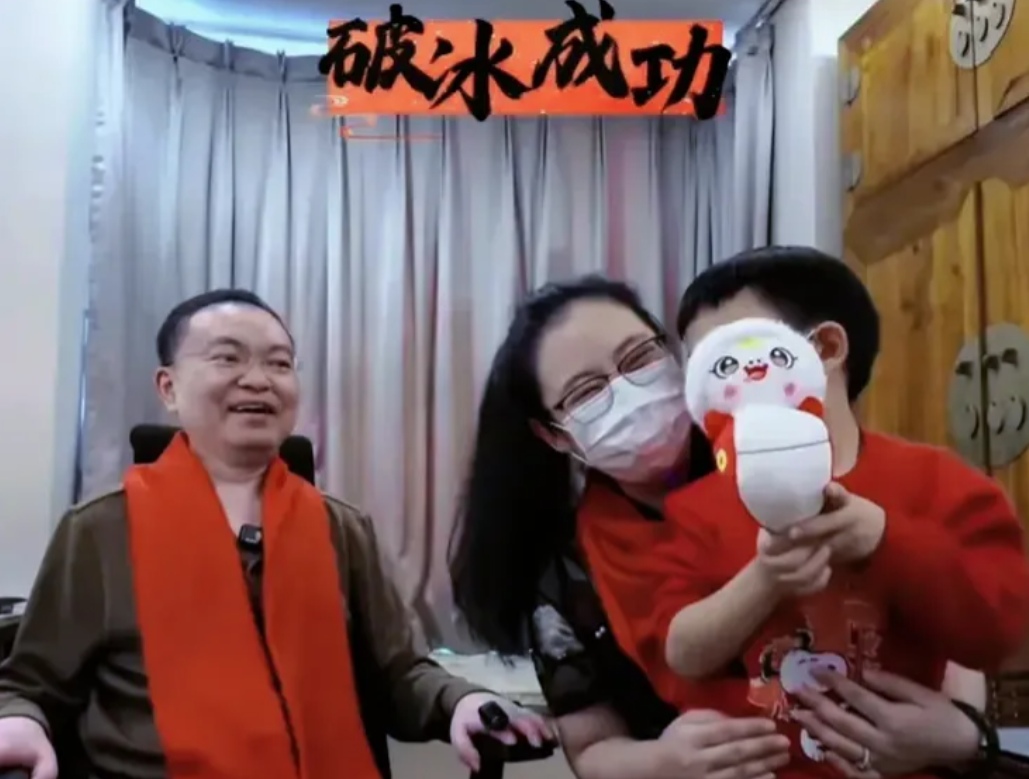 蔡磊儿子拜年视频，看哭无数人！
除夕，蔡磊一家的拜年视频温暖了无数网友的心。视频