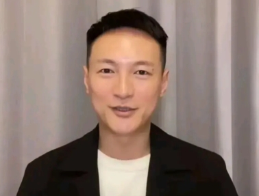 央视前主持人泰国跳楼身亡，头被打断腿部变形，好友发声证实消息
据网易新闻5月23